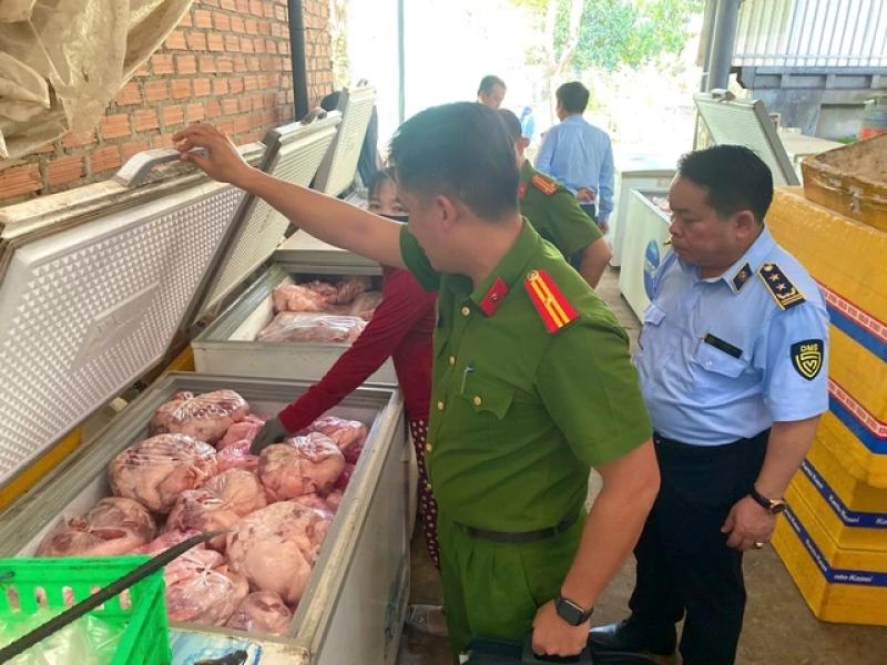 Gia Lai: Phát hiện hơn 4 tấn thịt heo có mùi hôi thối, không rõ nguồn gốc - Ảnh 1.
