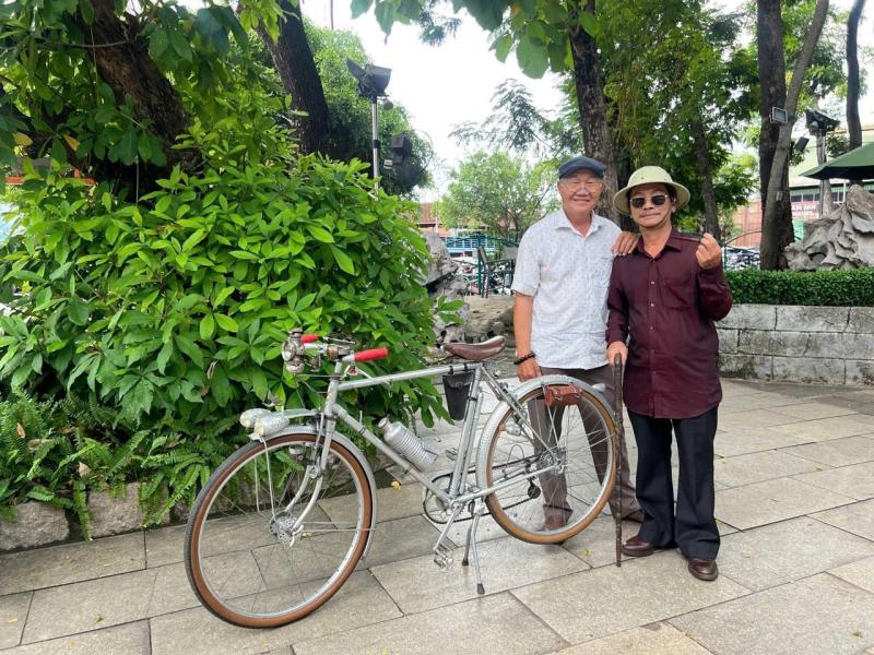 Cặp xe đạp 'vợ chồng' gần 100 tuổi bằng nhôm độc lạ Sài Gòn - Ảnh 1.