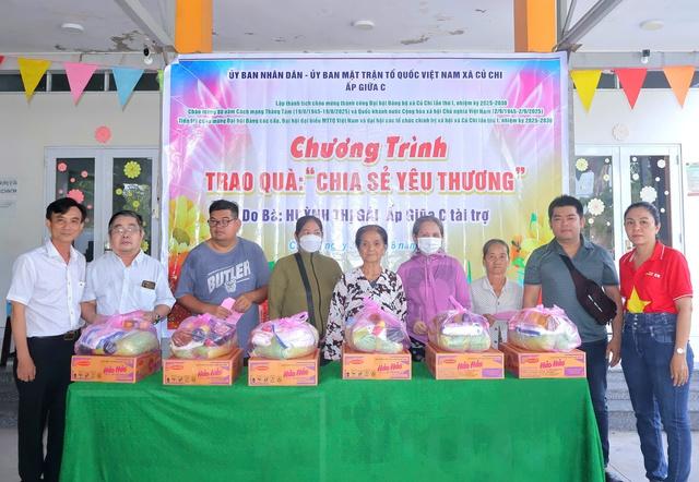 Trao quà 'Chia sẻ yêu thương' cho hộ khó khăn ấp Giữa C, xã Củ Chi- Ảnh 1.