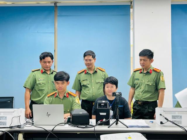Tổ lưu động 'phục vụ ngày đêm' cấp định danh điện tử cho người nước ngoài- Ảnh 1.