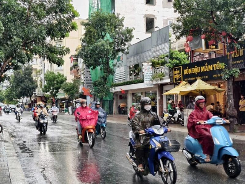 Mưa giông đang phát triển mạnh ở TP.HCM, nơi nào sẽ có mưa to? - Ảnh 1.