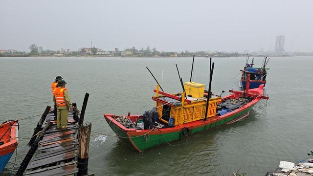 Bão số 5: Tàu rời âu thuyền trước bão, biên phòng Quảng Trị vận động quay lại- Ảnh 3.
