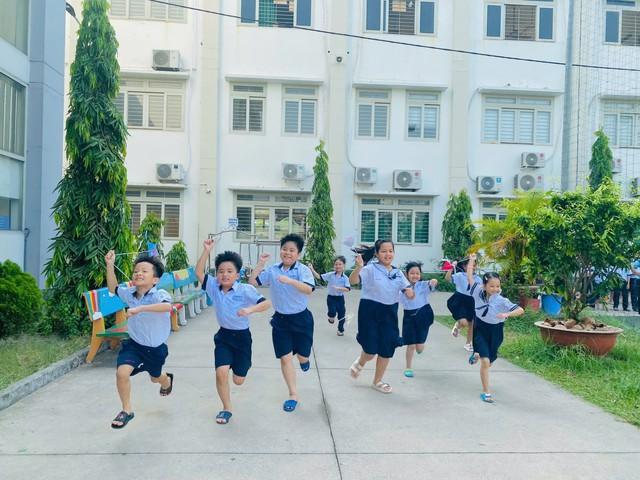 Học sinh lớp 1 TP.HCM tựu trường vào những ngày nào? - Ảnh 1.