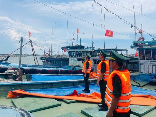 Lực lượng chức năng, người dân Huế chằng chống nhà cửa, ứng phó bão số 5- Ảnh 3.