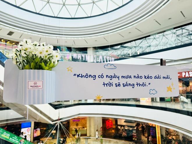 Những lời nhắn ấm áp ở hàng quán và trung tâm thương mại TP . HCM - Ảnh 5.