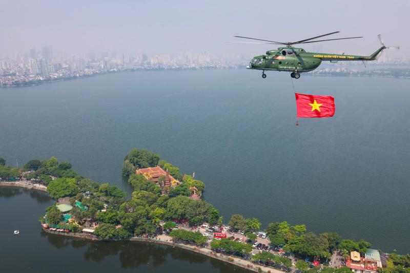 Trực thăng quân sự treo cờ bay diễu binh vào trung tâm Hà Nội- Ảnh 7.