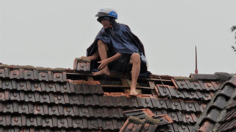 Làng biển ở Hà Tĩnh tan hoang sau bão số 5- Ảnh 9.