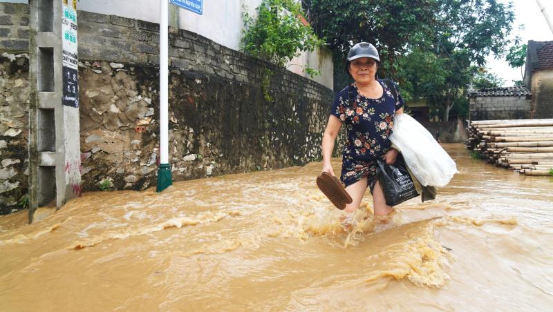 Nước sông Mã ồ ạt đổ vào nhà dân- Ảnh 6. Nước sông Mã ồ ạt đổ vào nhà dân- Ảnh 6.