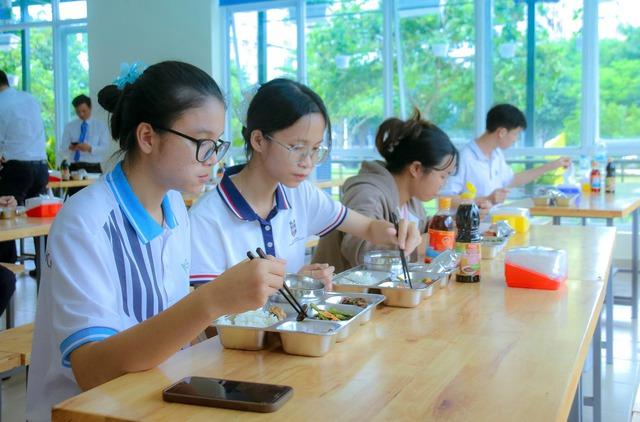Ký túc xá ĐH Quốc gia TP.HCM miễn, giảm giá lệ phí phòng ở cho sinh viên - Ảnh 3.