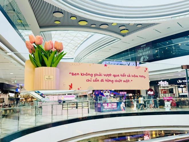 Những lời nhắn ấm áp ở hàng quán và trung tâm thương mại TP . HCM - Ảnh 2.