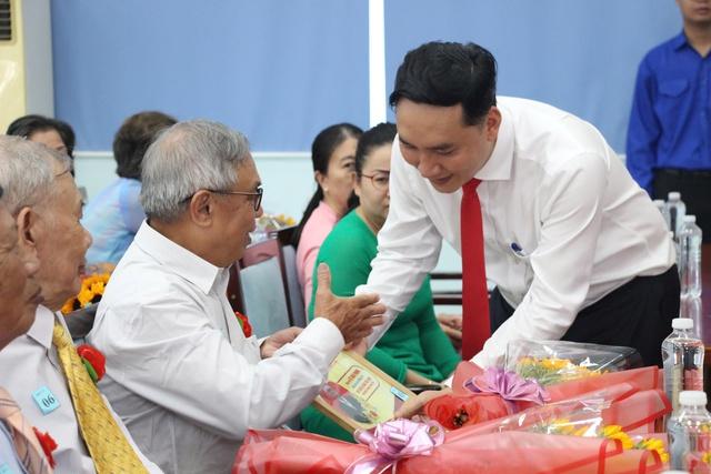 TP.HCM trao Huy hiệu Đảng đến 64 đảng viên phường Thủ Đức- Ảnh 2.
