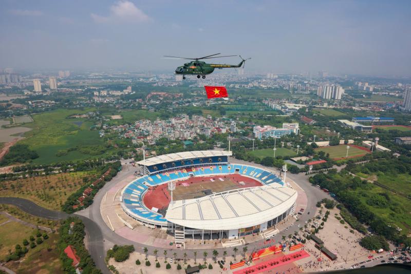 Trực thăng quân sự treo cờ bay diễu binh vào trung tâm Hà Nội- Ảnh 8.
