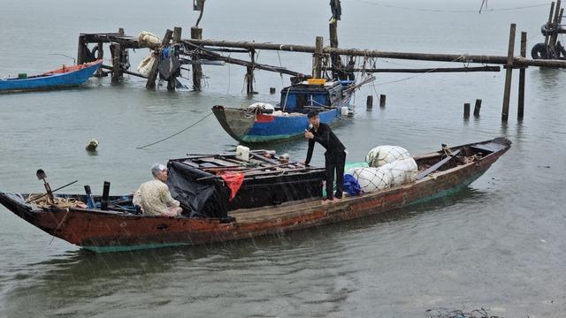 Bão số 5: Tàu rời âu thuyền trước bão, biên phòng Quảng Trị vận động quay lại- Ảnh 2.