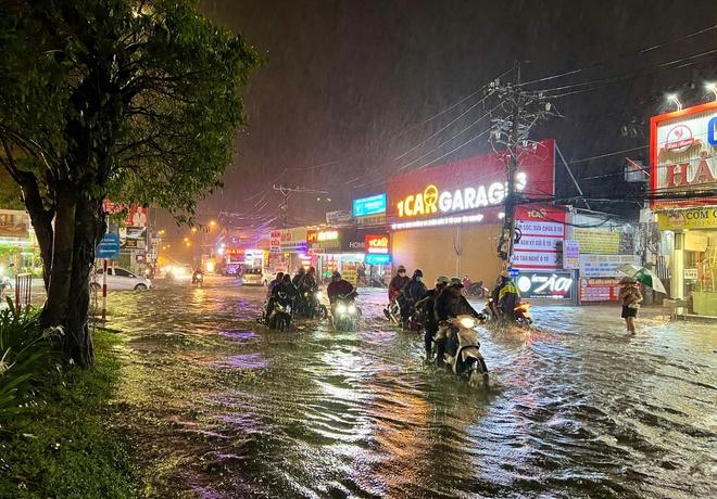 Mưa lớn ở TP.HCM tối nay: Đường ngập lênh láng, hàng rong vất vả mưu sinh- Ảnh 6.