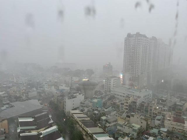 TP.HCM đang mưa lớn như trút nước- Ảnh 1.