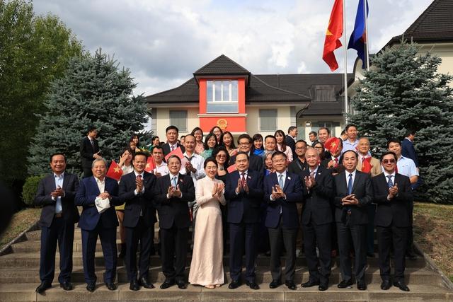 Dưới mái nhà sứ quán- Ảnh 1.