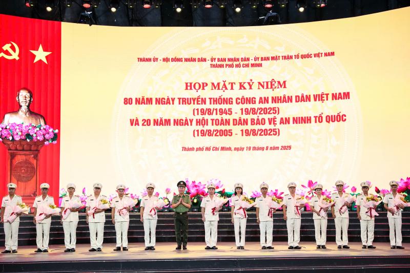 Công an TP.HCM họp mặt kỷ niệm 80 năm ngày truyền thống CAND - Ảnh 4.