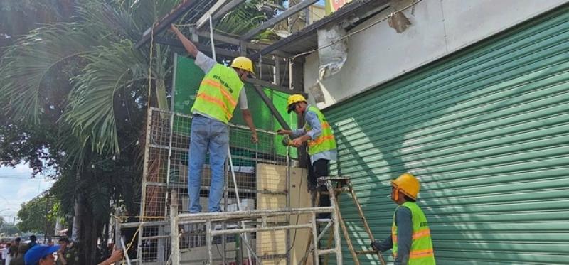 Phường Bình Tân tháo dỡ công trình tạm, biển quảng cáo lấn chiếm vỉa hè - Ảnh 4.