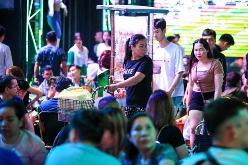Khách Tây hụt hẫng khi đến phố đi bộ Bùi Viện khám phá văn hóa và ẩm thực - Ảnh 5.