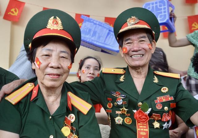 Tình yêu son sắt giữa chiến tranh của cặp vợ chồng cựu chiến binh xem diễu binh - Ảnh 1.
