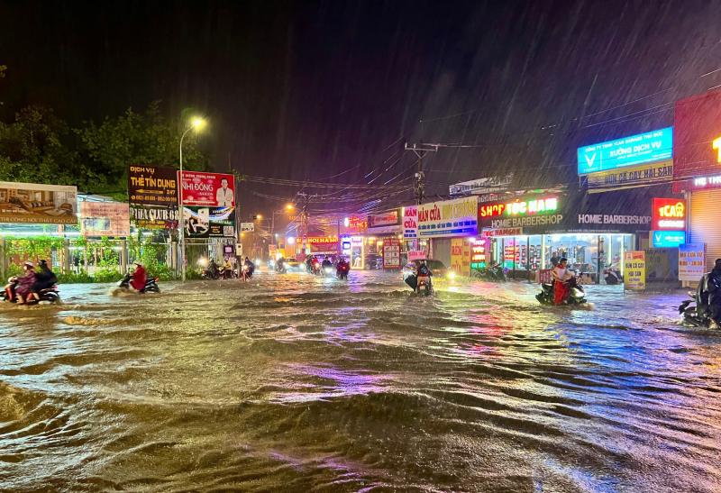Mưa lớn ở TP.HCM tối nay: Đường ngập lênh láng, hàng rong vất vả mưu sinh- Ảnh 1.