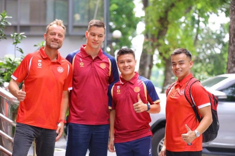 Sếp lớn FIFA dự khán sân Thiên Trường, thưởng thức Quang Hải đấu Văn Toàn tranh Siêu cúp- Ảnh 1. Sếp lớn FIFA dự khán sân Thiên Trường, thưởng thức Quang Hải đấu Văn Toàn tranh Siêu cúp- Ảnh 1.