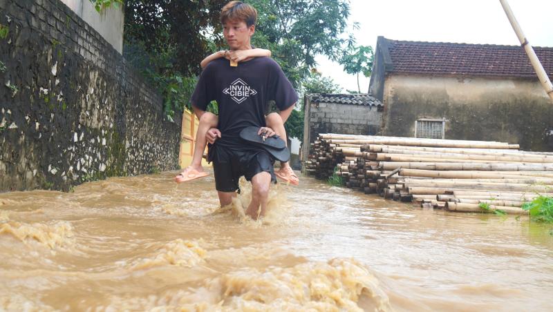 Nước sông Mã ồ ạt đổ vào nhà dân- Ảnh 7. Nước sông Mã ồ ạt đổ vào nhà dân- Ảnh 7.