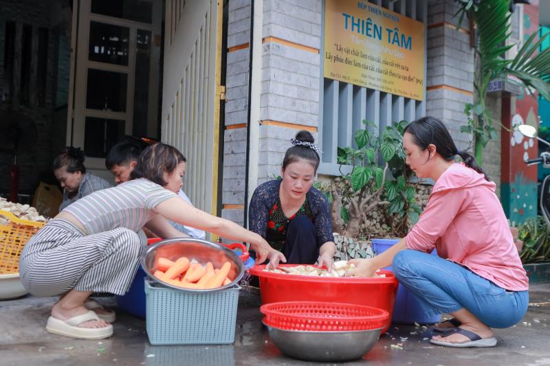 Bếp cơm thiện nguyện của ‘hoa hậu bào’ tặng nghìn suất cho bệnh nhân ung thư - Ảnh 9.