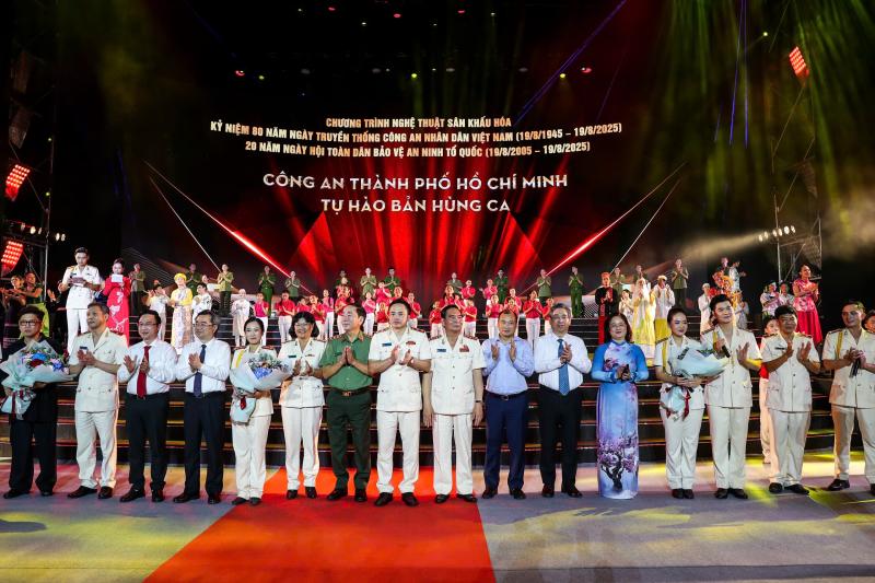 Công an TP.HCM họp mặt kỷ niệm 80 năm ngày truyền thống CAND - Ảnh 16.