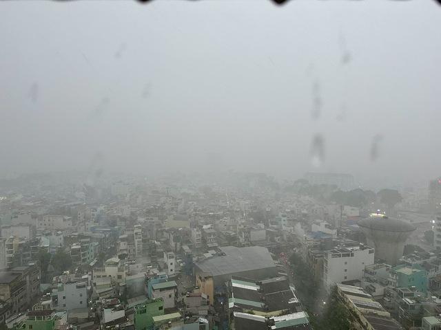 TP.HCM đang mưa lớn như trút nước- Ảnh 2.