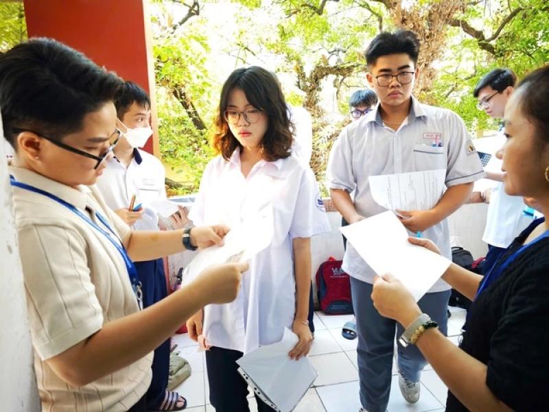 Nguyện vọng xét tuyển tăng gấp đôi, điểm chuẩn ĐH có tăng ? - Ảnh 1.