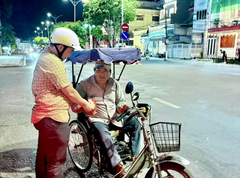 Đón sinh nhật bằng những món quà ý nghĩa cho người sống quanh ta - Ảnh 1.