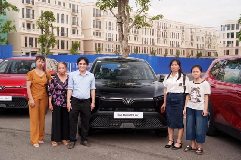 VinFast bàn giao lô xe Limo Green chuyên vận tải đầu tiên cho khách hàng- Ảnh 2. VinFast bàn giao lô xe Limo Green chuyên vận tải đầu tiên cho khách hàng- Ảnh 2.