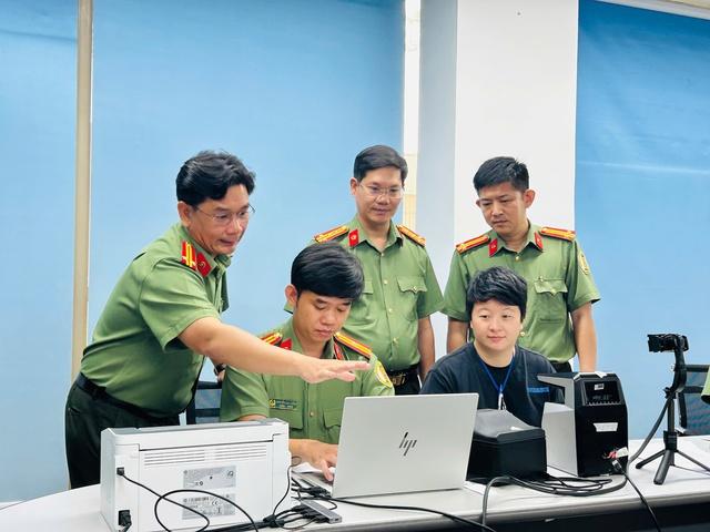 Tổ lưu động 'phục vụ ngày đêm' cấp định danh điện tử cho người nước ngoài- Ảnh 5.