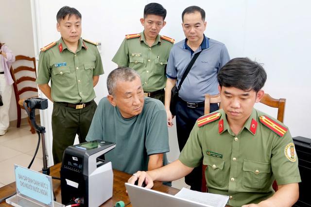 Tổ lưu động 'phục vụ ngày đêm' cấp định danh điện tử cho người nước ngoài- Ảnh 3.