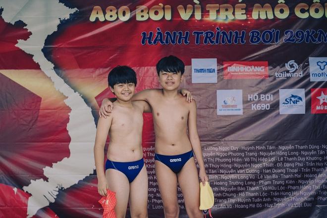 Hàng trăm người bơi ủng hộ cùng con đi tiếp cuộc đời cho trẻ mồ côi - Ảnh 4.