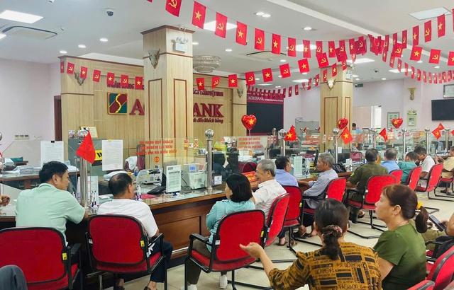 Agribank làm việc xuyên lễ đảm bảo việc tặng quà kịp thời cho người dân- Ảnh 1.