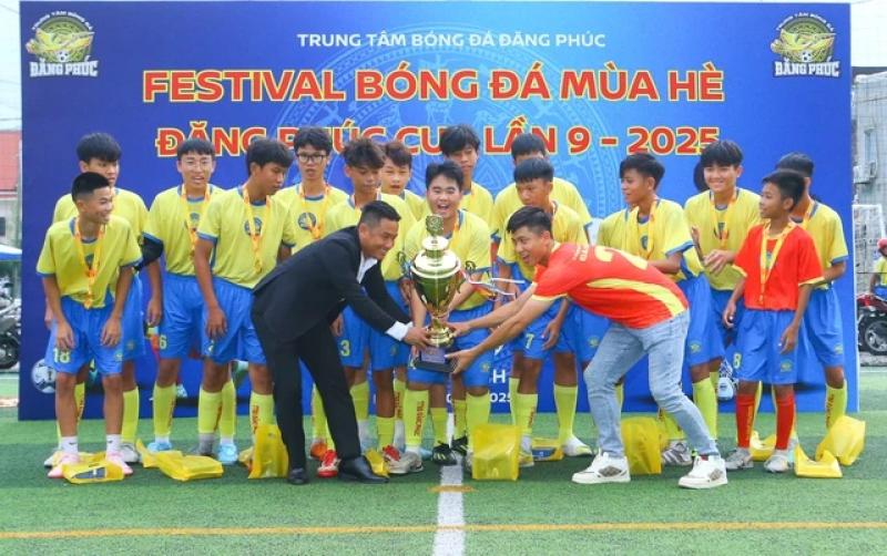 Tuyển thủ Phan Văn Đức truyền cảm hứng cho gần 1.000 trẻ em bóng đá cộng đồng- Ảnh 1.