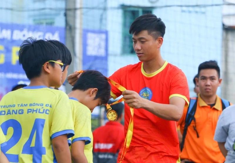 Tuyển thủ Phan Văn Đức truyền cảm hứng cho gần 1.000 trẻ em bóng đá cộng đồng- Ảnh 3.