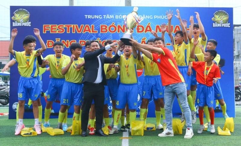 Tuyển thủ Phan Văn Đức truyền cảm hứng cho gần 1.000 trẻ em bóng đá cộng đồng- Ảnh 6.