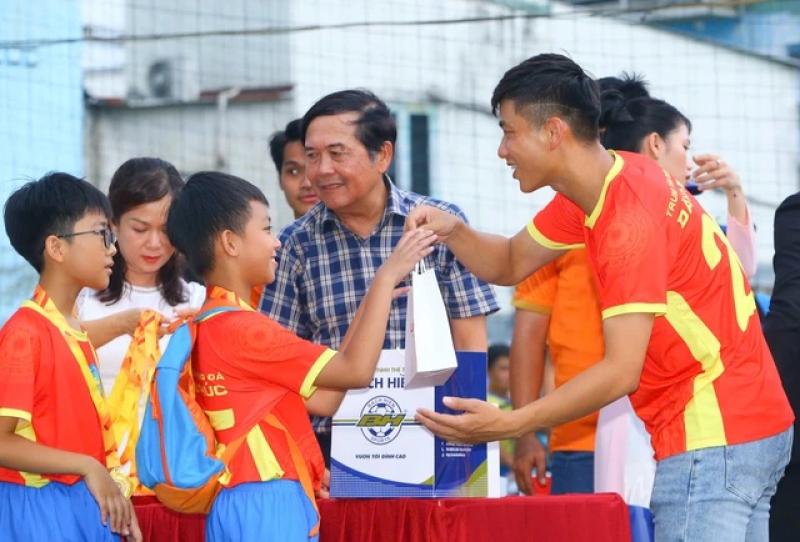 Tuyển thủ Phan Văn Đức truyền cảm hứng cho gần 1.000 trẻ em bóng đá cộng đồng- Ảnh 2.