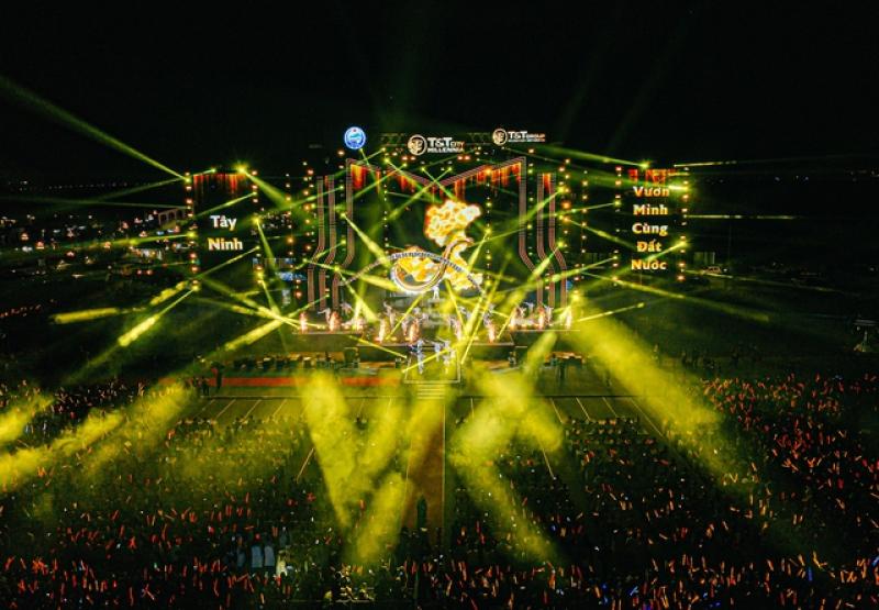 Gần 5 vạn khán giả bùng nổ tại đại nhạc hội T&T City Millennia - Ảnh 1.