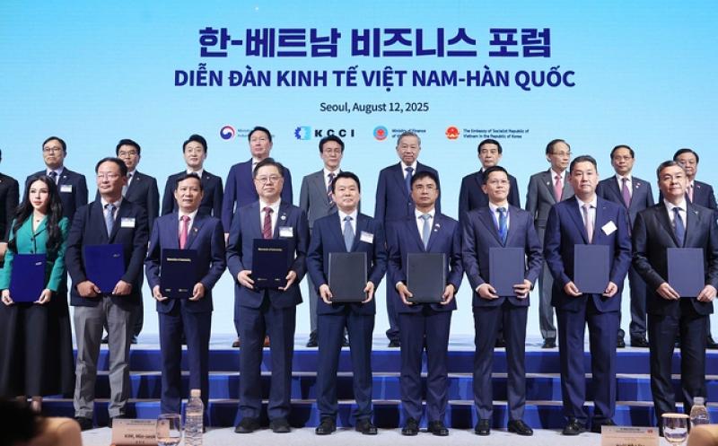 KN Holdings hợp tác Samsung C&T phát triển 864 MW điện mặt trời nổi - Ảnh 1. KN Holdings hợp tác Samsung C&T phát triển 864 MW điện mặt trời nổi - Ảnh 1.