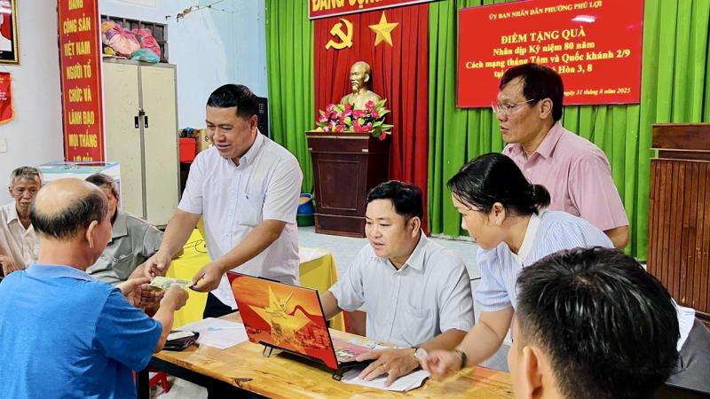 TP.HCM: Người dân phường Phú Lợi quá bất ngờ vì được nhận tiền lễ Quốc khánh sớm- Ảnh 1.