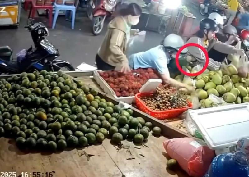 TP.HCM: Công an xác định được 4 nghi phạm dàn cảnh móc túi ở chợ công nhân - Ảnh 1.