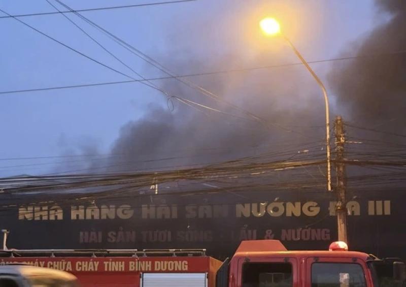 TP.HCM: Cháy nhà hàng hải sản ở phường Thuận Giao, nhiều nhân viên may mắn thoát chết - Ảnh 2.