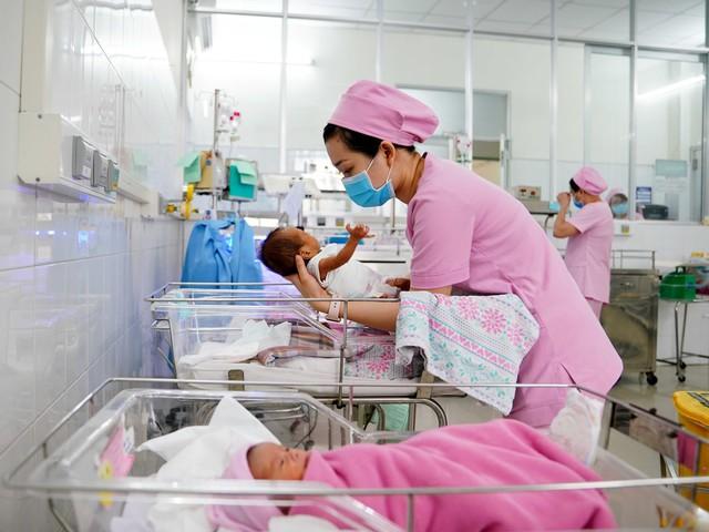TP.HCM tăng thưởng phụ nữ sinh 2 con lên 5 triệu đồng- Ảnh 1.