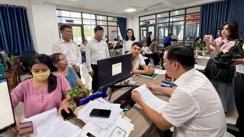 TP.HCM: Chủ tịch UBND cấp xã được ủy quyền cho công chức thực hiện chứng thực- Ảnh 1.