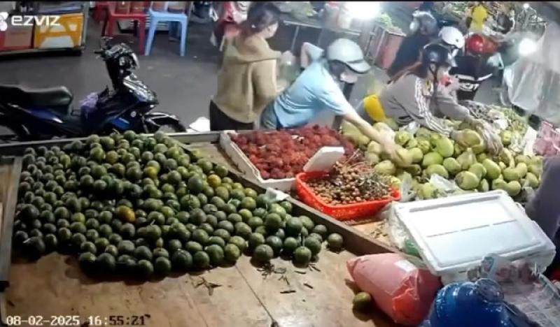 TP.HCM: Truy tìm 2 nghi phạm giả dạng công nhân đi móc túi ở phường Bến Cát- Ảnh 3.