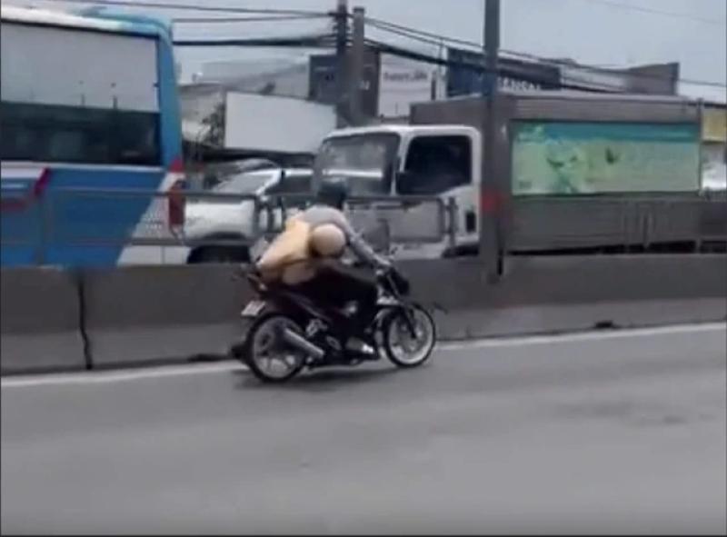 Truy tố người lái xe bỏ chạy khiến CSGT TP.HCM bám vào yên xe- Ảnh 1. Truy tố người lái xe bỏ chạy khiến CSGT TP.HCM bám vào yên xe- Ảnh 1.